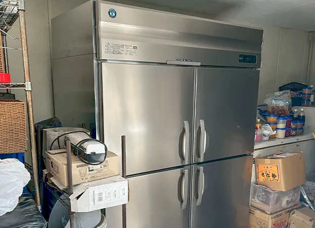 業務用大型冷蔵庫が設置された倉庫の一角。食材管理に欠かせない設備。